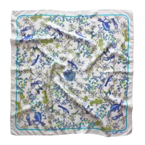 foulard 90x90 in seta con uccelli blu e rami fioriti verdi su fondo chiaro