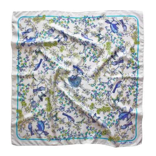 foulard 90x90 in seta con uccelli blu e rami fioriti verdi su fondo chiaro