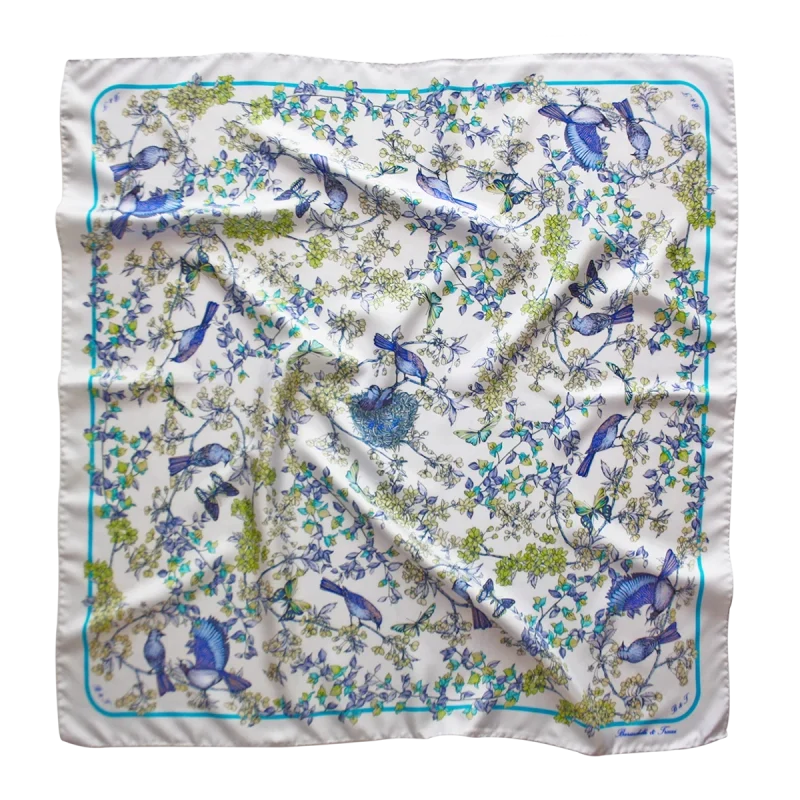Foulard 90x90 in Seta Uccelli e Fiori Blu e Verde FF03 foulard 90x90 in seta con uccelli blu e rami fioriti verdi su fondo chiaro