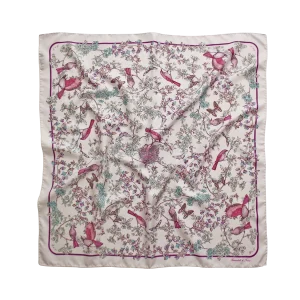 foulard 90x90 in seta rosa con uccelli farfalle e rami fioriti