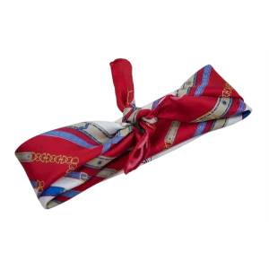 Foulard in seta disposto a fascia stretta con disegno cinture e dettagli blu
