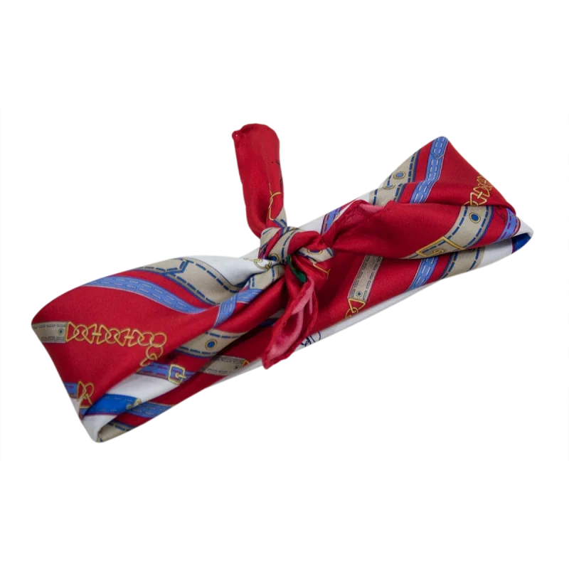 Foulard in seta disposto a fascia stretta con disegno cinture e dettagli blu