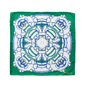 Foulard in seta con bordo verde smeraldo e disegno catene blu su fondo chiaro
