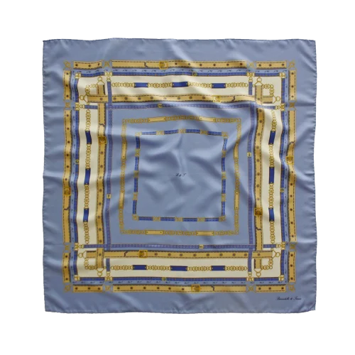 Foulard 90x90 in seta azzurro polvere con fantasia cinture e fibbie