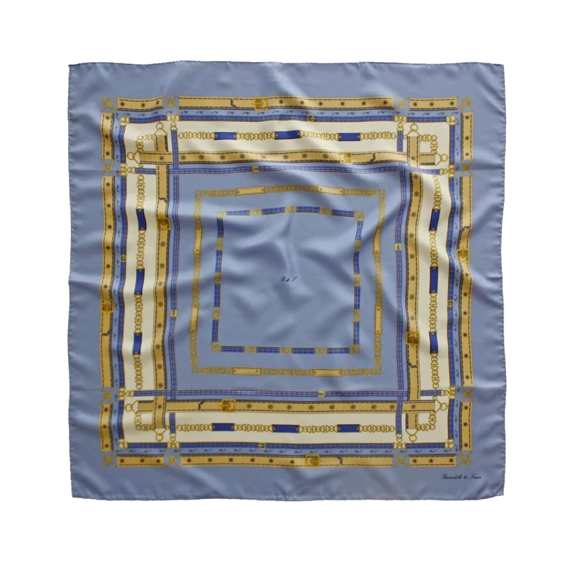 Foulard 90x90 in seta azzurro polvere con fantasia cinture e fibbie