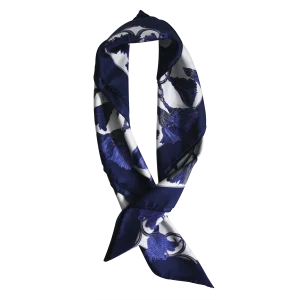 foulard donna in seta annodato con nappine e bordo blu navy