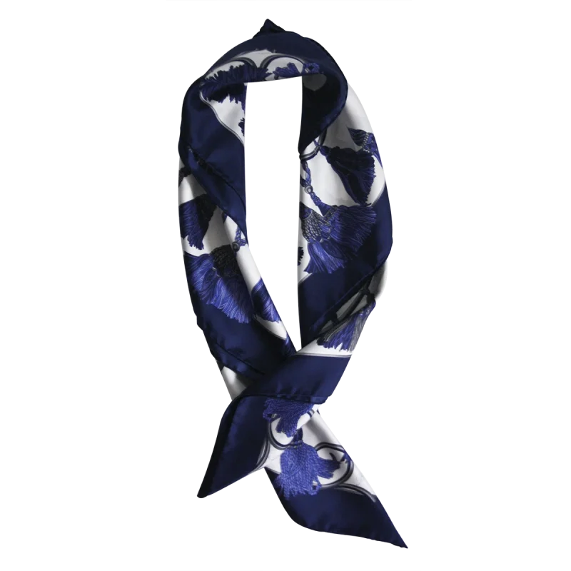 foulard donna in seta annodato con nappine e bordo blu navy