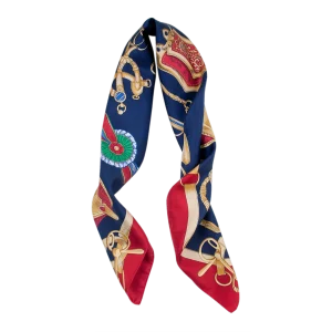 foulard in seta blu navy e rosso piegato con estremità pendenti e disegni equestri