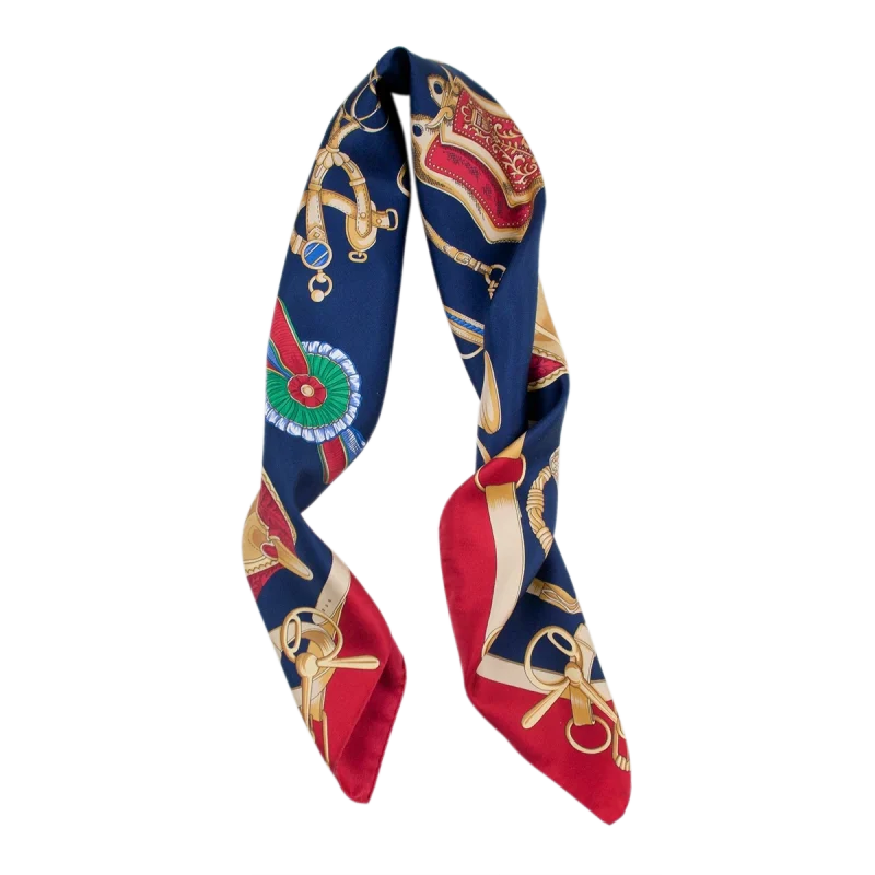 foulard in seta blu navy e rosso piegato con estremità pendenti e disegni equestri
