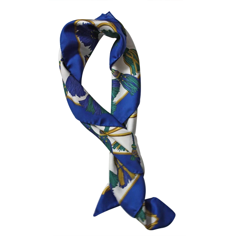foulard donna in seta blu e verde annodato con fantasia nappine