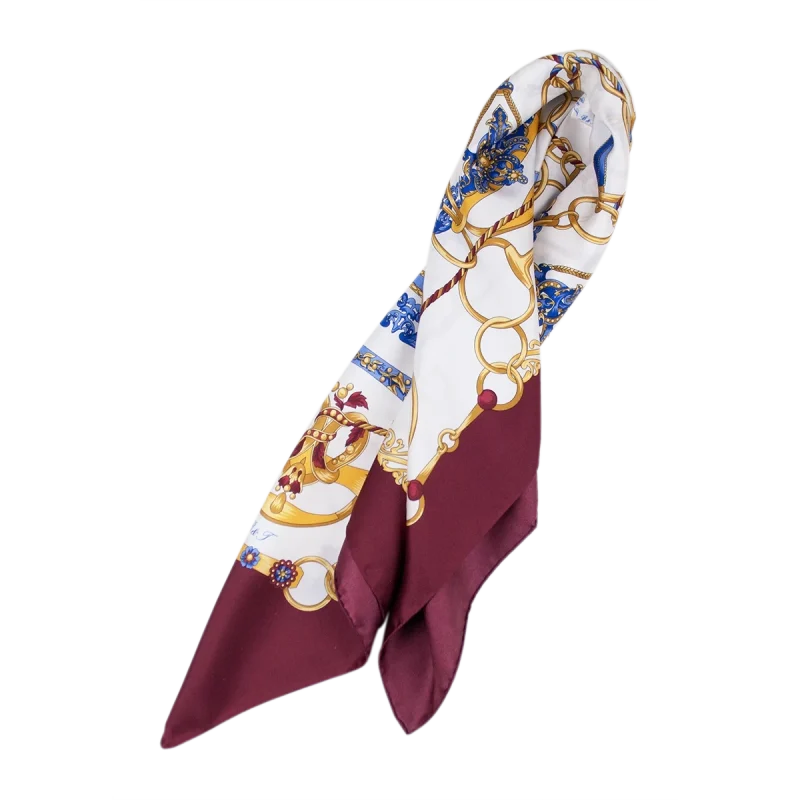 foulard in seta bordeaux piegato con fantasia anelli e corde