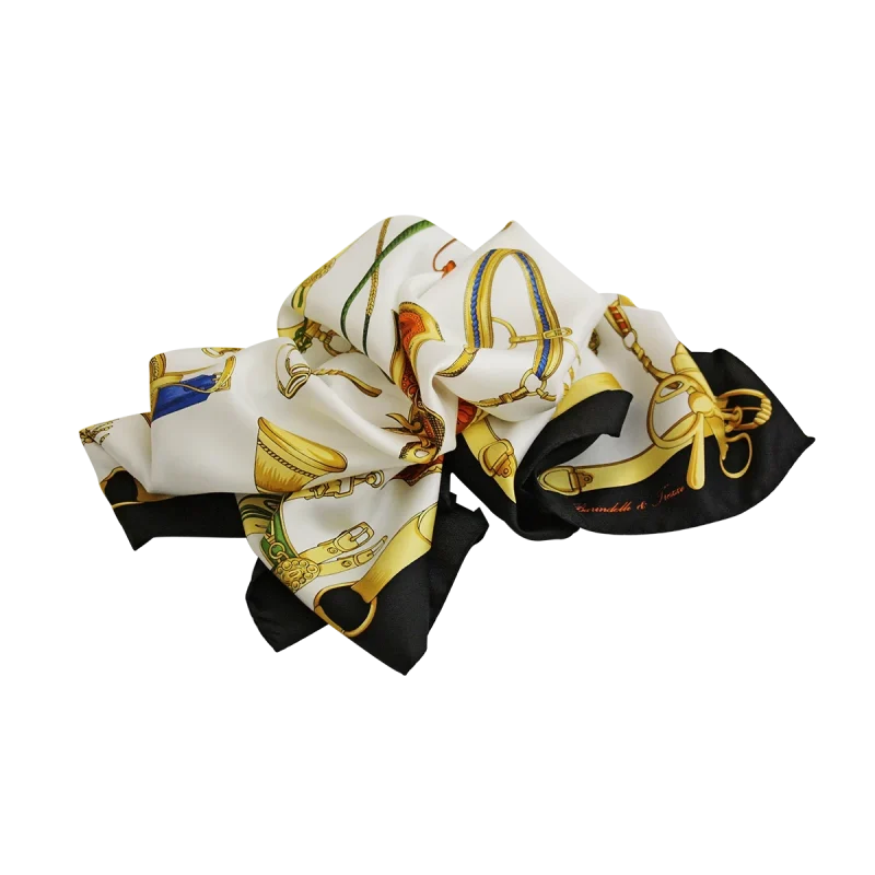 Foulard Equitazione Classica in Seta Drappeggiato FH01b foulard in seta avorio e nero drappeggiato con dettagli di selle blu e finimenti dorati