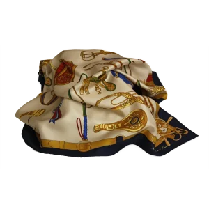 foulard in seta beige sabbia drappeggiato con bordo blu navy e dettagli equestri dorati