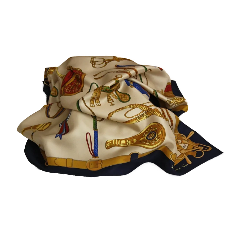 foulard in seta beige sabbia drappeggiato con bordo blu navy e dettagli equestri dorati