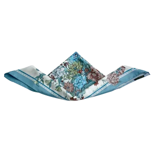 Foulard in Seta Italiana Azzurro Polvere con Fiori FIA11 foulard in seta italiana annodato azzurro polvere con motivo floreale