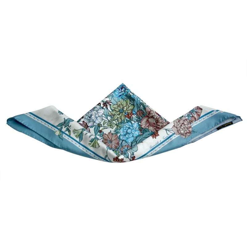 Foulard in Seta Italiana Azzurro Polvere con Fiori FIA11 foulard in seta italiana annodato azzurro polvere con motivo floreale
