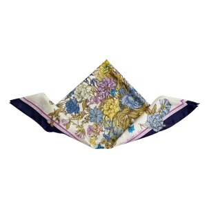 foulard in seta italiana annodato con fantasia di fiori e bordo blu navy