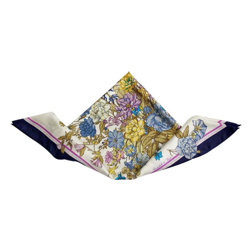 foulard in seta italiana annodato con fantasia di fiori e bordo blu navy