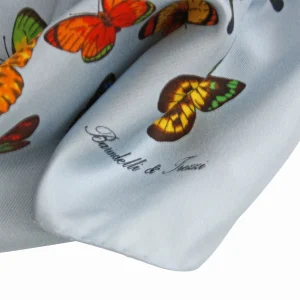 Foulard in Seta Azzurro Polvere con Farfalle Colorate FD10 particolare del foulard in seta azzurro polvere con farfalle multicolore