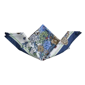 foulard in seta italiana annodato con bordo blu avio e fantasia botanica