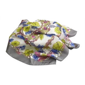foulard da donna in seta con bordo grigio fiori blu verdi e dettagli rosa