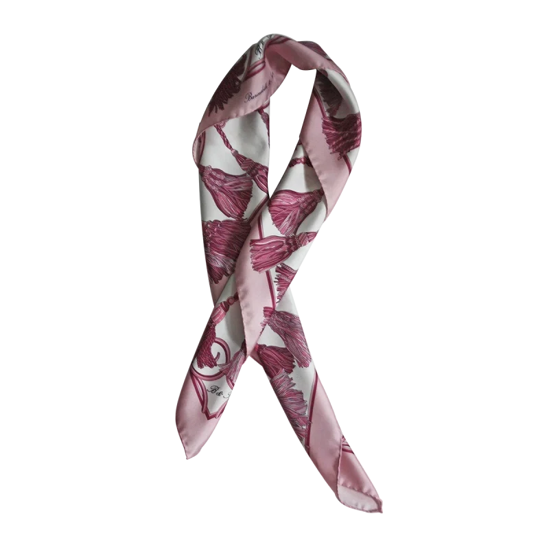 foulard donna in seta rosa annodato con fantasia nappine