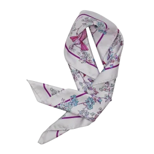 foulard da donna in seta rosa annodato con motivo di uccelli e fiori