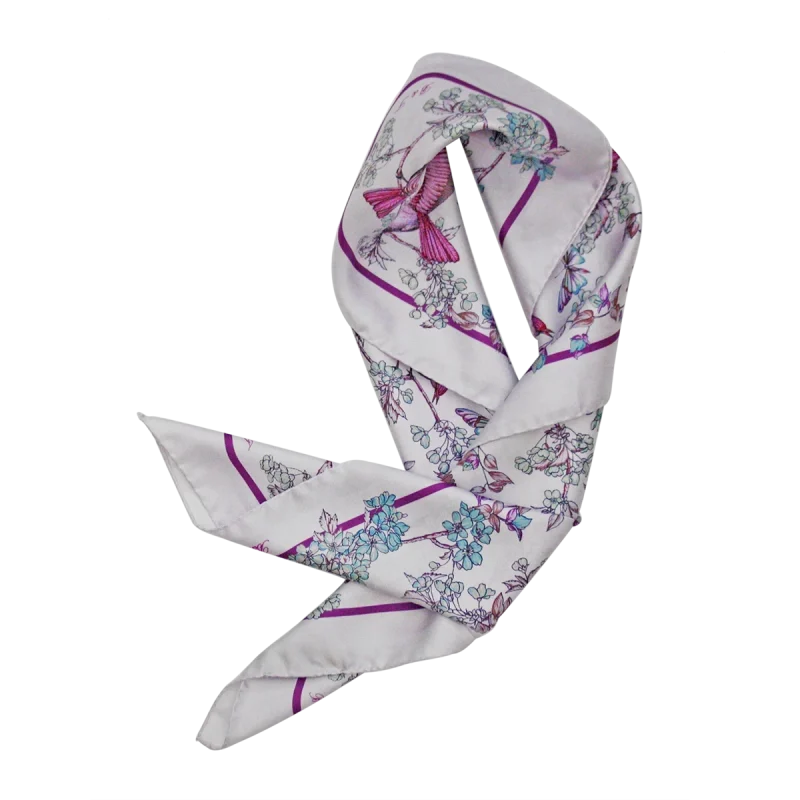 foulard da donna in seta rosa annodato con motivo di uccelli e fiori