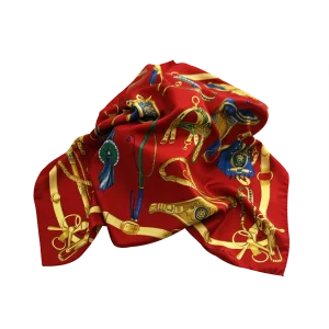 foulard da donna in seta rossa drappeggiato con motivi equestri dorati e blu