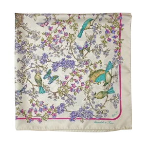 dettaglio del foulard in seta con uccelli turchesi farfalle e rami fioriti