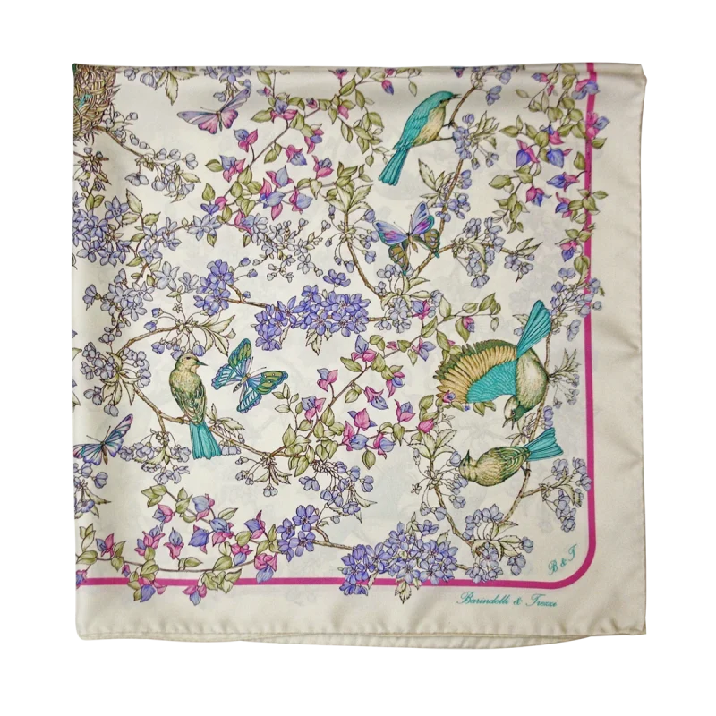 dettaglio del foulard in seta con uccelli turchesi farfalle e rami fioriti