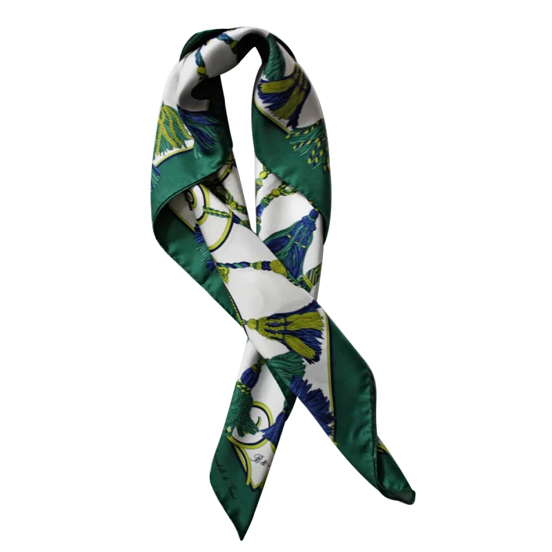 foulard donna in seta verde smeraldo annodato con fantasia nappine