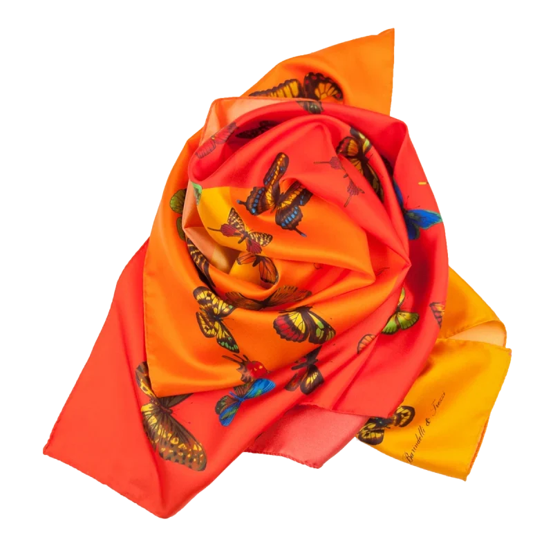 foulard da donna in seta con farfalle colorate e tonalità calde rosso arancio giallo