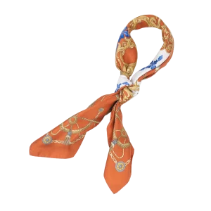 foulard in seta arancio annodato con decorazioni dorate e particolari azzurri