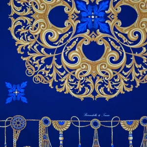 dettaglio del foulard in seta blu royal con motivi ornamentali dorati