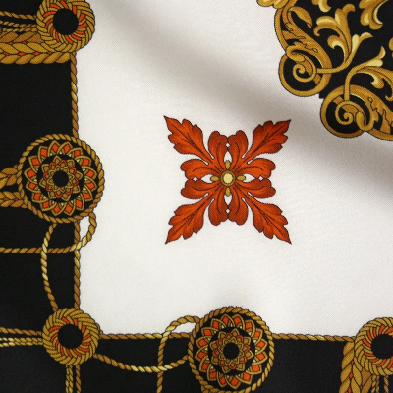 Dettaglio del foulard in seta nero con decorazioni dorate della fantasia Marina Classica