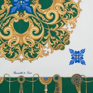 dettaglio del foulard in seta verde smeraldo con corde decorative e motivi ornamentali