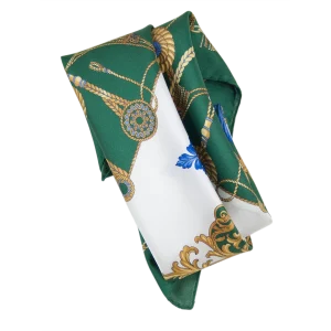 foulard in seta verde smeraldo annodato con fantasia marina classica