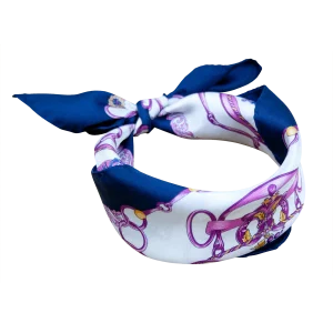 Foulard piccolo da collo in seta con bordo blu navy e fantasia catene annodato