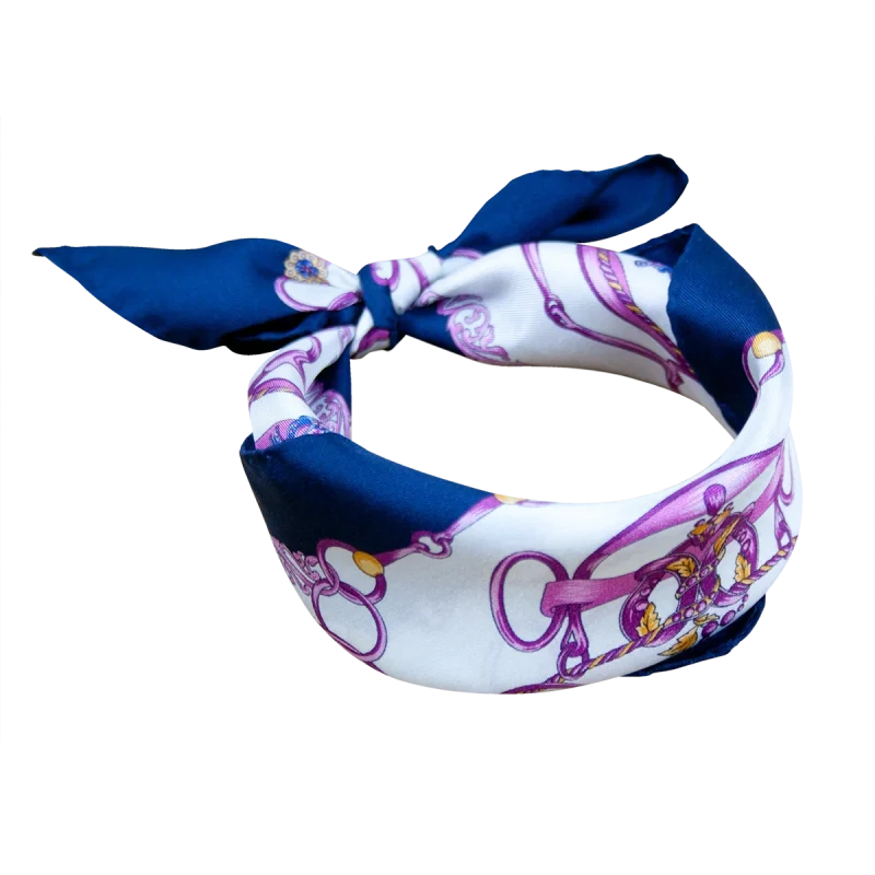 Foulard piccolo da collo in seta con bordo blu navy e fantasia catene annodato