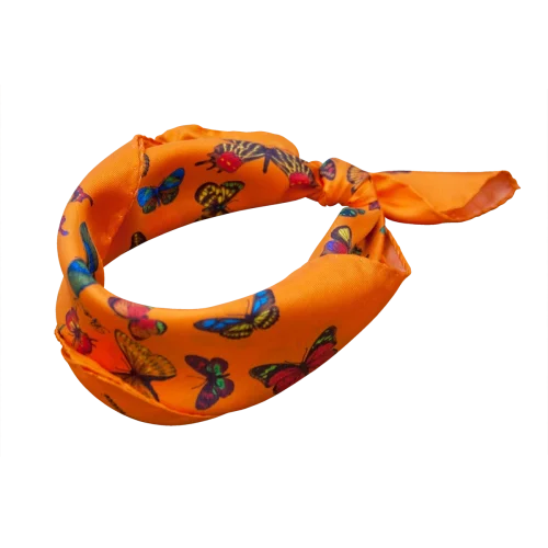 Foulard piccolo da donna in seta arancio con farfalle multicolore annodato