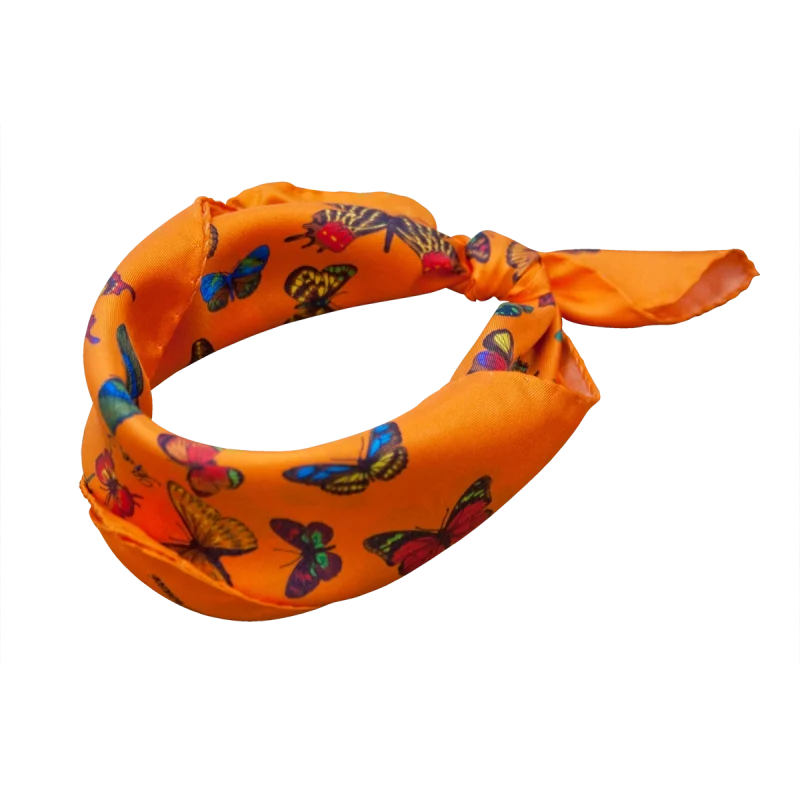 Foulard piccolo da donna in seta arancio con farfalle multicolore annodato
