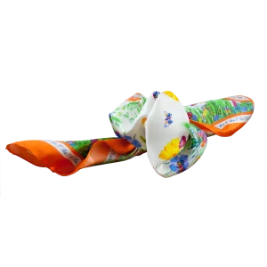 Foulard piccolo da donna in seta arancio con fantasia floreale e farfalle con nodo