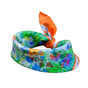 Foulard piccolo da donna in seta arancio con fantasia floreale e farfalle annodato