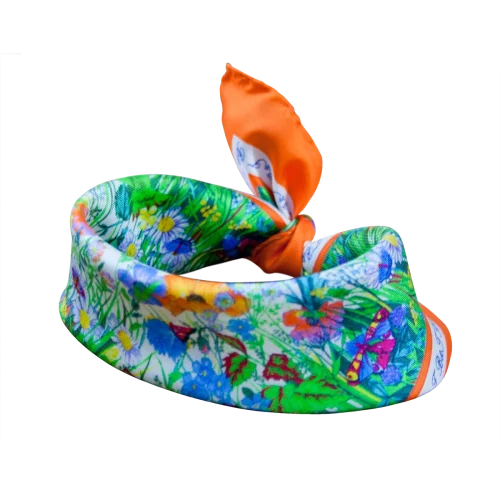 Foulard piccolo da donna in seta arancio con fantasia floreale e farfalle annodato