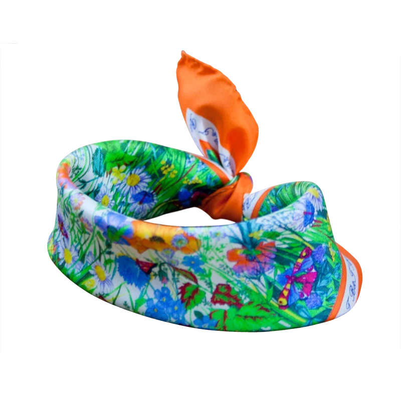 Foulard piccolo da donna in seta arancio con fantasia floreale e farfalle annodato