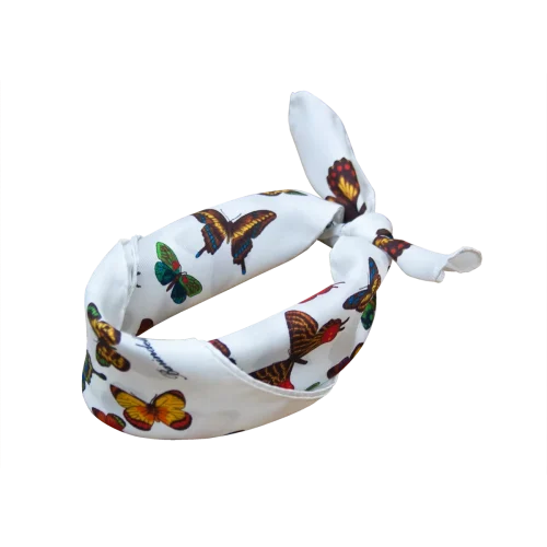 Foulard piccolo da donna in seta bianco con farfalle multicolore annodato