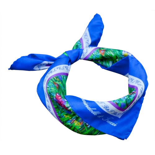 Foulard piccolo da donna in seta blu chiaro con fantasia floreale e farfalle annodato