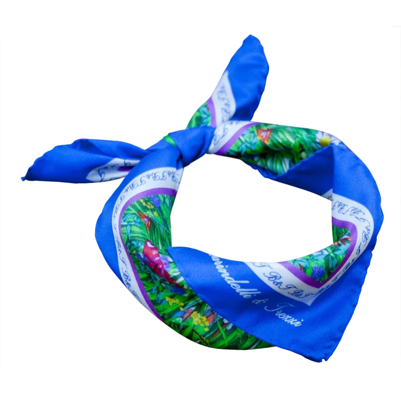Foulard piccolo da donna in seta blu chiaro con fantasia floreale e farfalle annodato