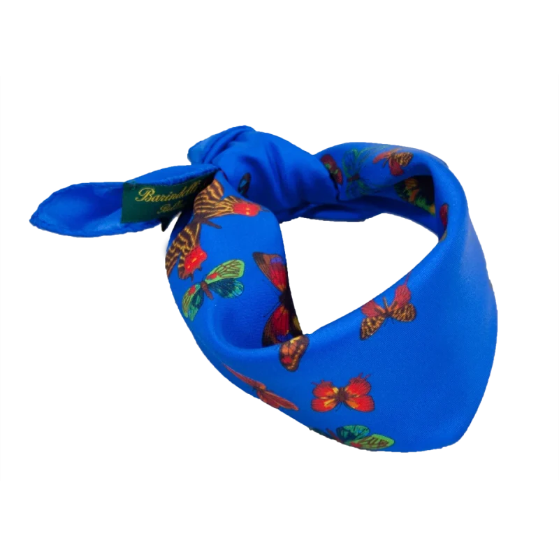 Foulard piccolo da collo in seta blu Cina con farfalle multicolore annodato